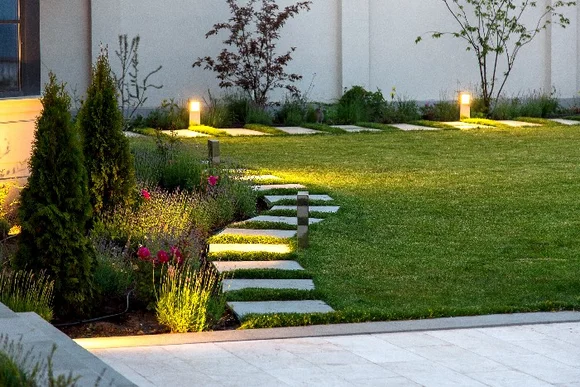 Beleuchteter Gartenweg mit Stufen